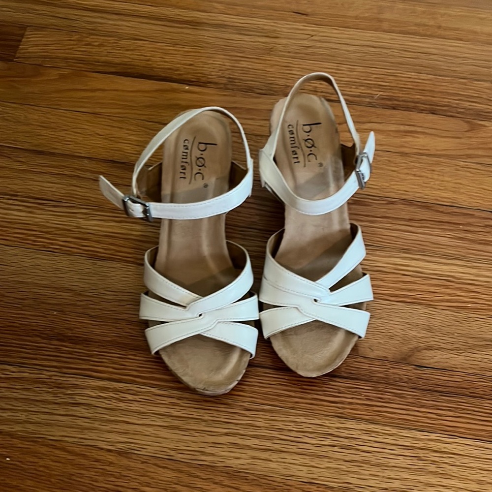 New size 6 wedge sandals